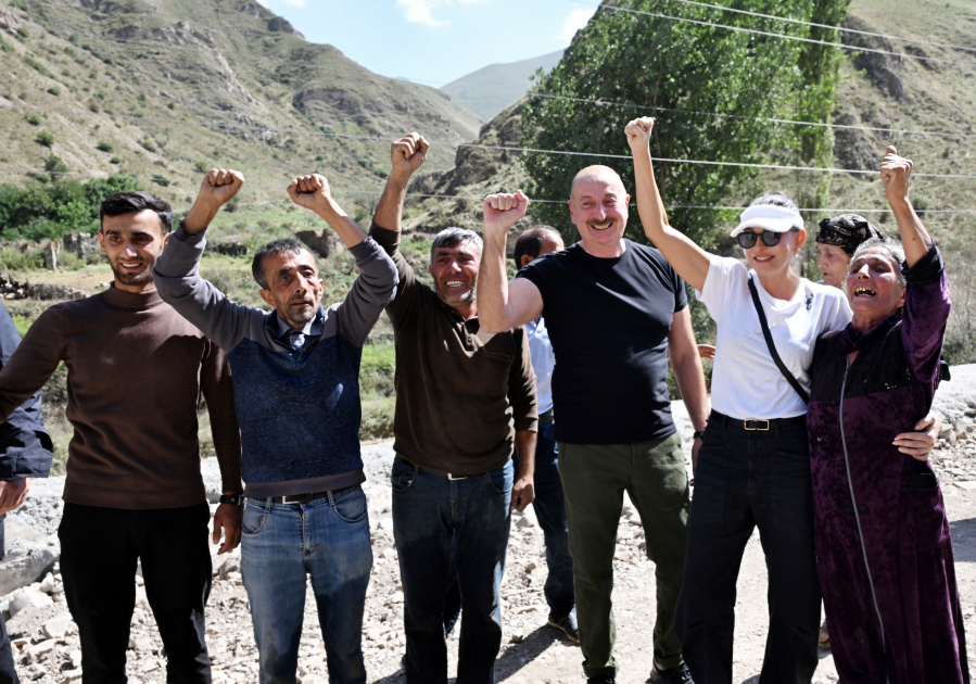 Президент Ильхам Алиев заложил фундамент поселка Истису Кяльбаджарского района (ВИДЕО/ФОТО)