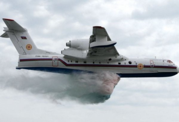 Азербайджанский самолет-амфибия продолжает работу по тушению лесных пожаров в Турции (ВИДЕО)