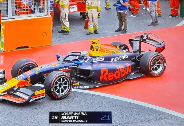 Одна из команд Формулы-2 приостановила участие в свободном заезде в Баку