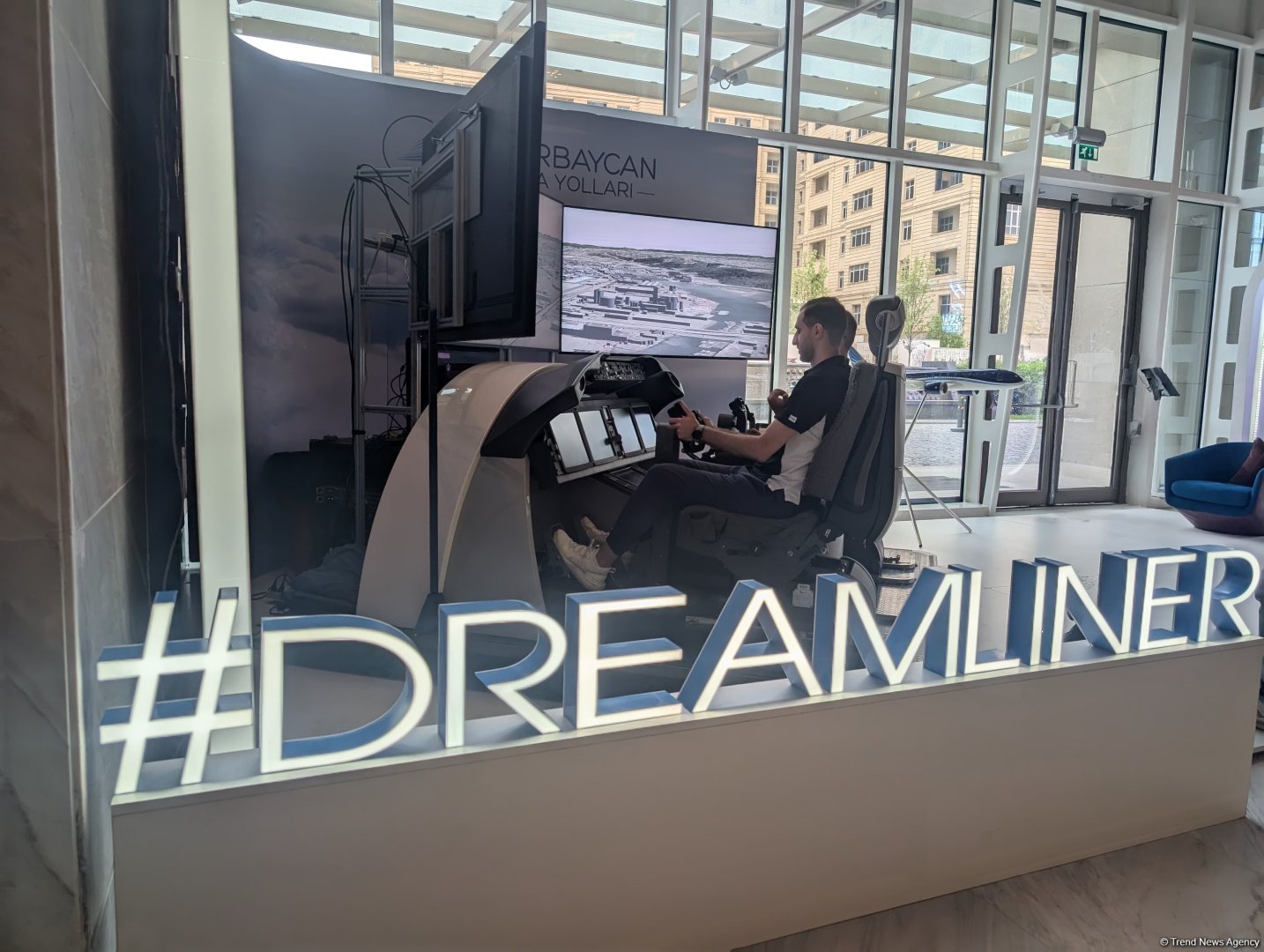 Dreamliner от AZAL и Boeing: испытайте себя в роли пилота на симуляторе (ФОТО)