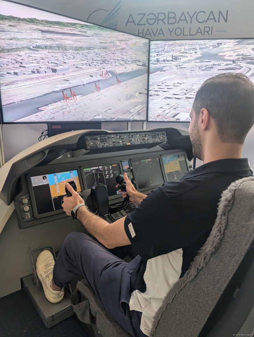 Dreamliner от AZAL и Boeing: испытайте себя в роли пилота на симуляторе (ФОТО)