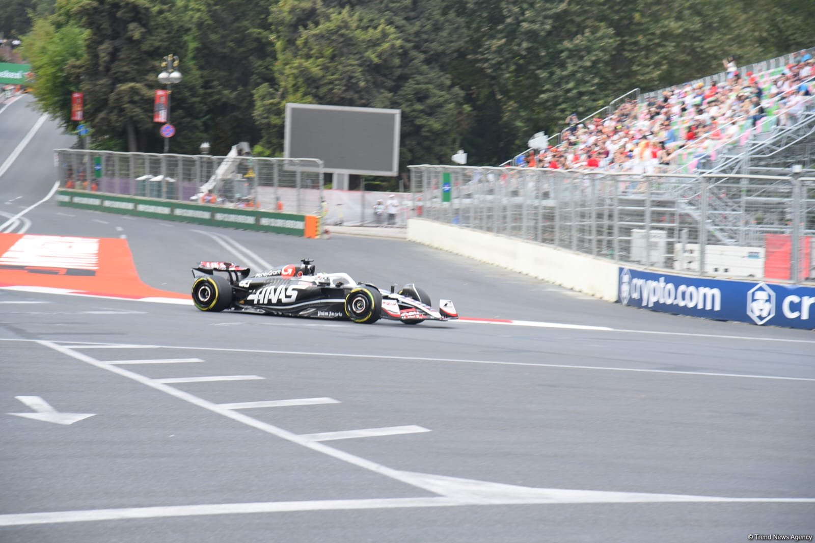 Яркие моменты соревнований "Формулы-1" в Баку (Фоторепортаж)