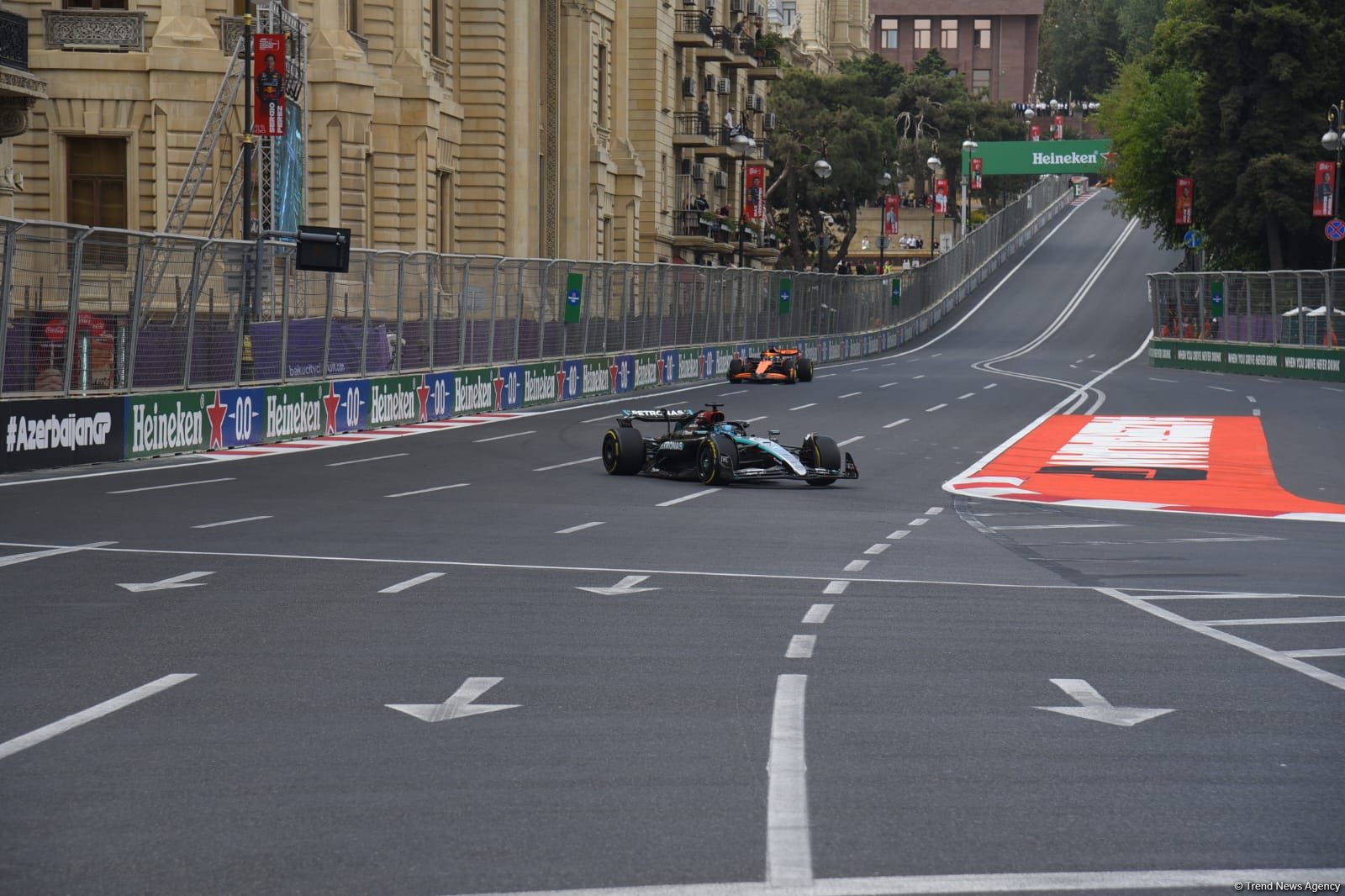 Яркие моменты соревнований "Формулы-1" в Баку (Фоторепортаж)