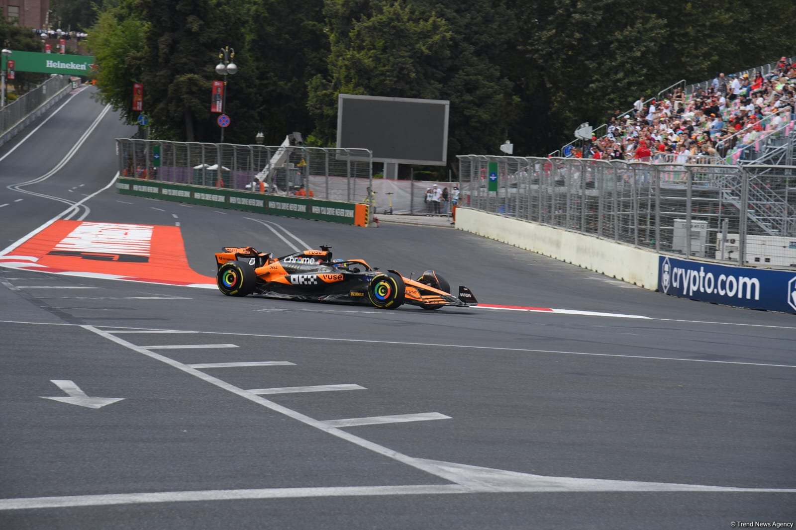 Яркие моменты соревнований "Формулы-1" в Баку (Фоторепортаж)