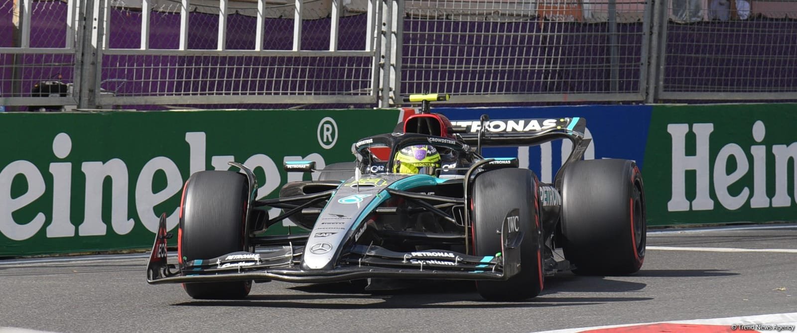 В Баку завершились вторые свободные заезды команд "Формулы-1" (ФОТО) (Обновлено)