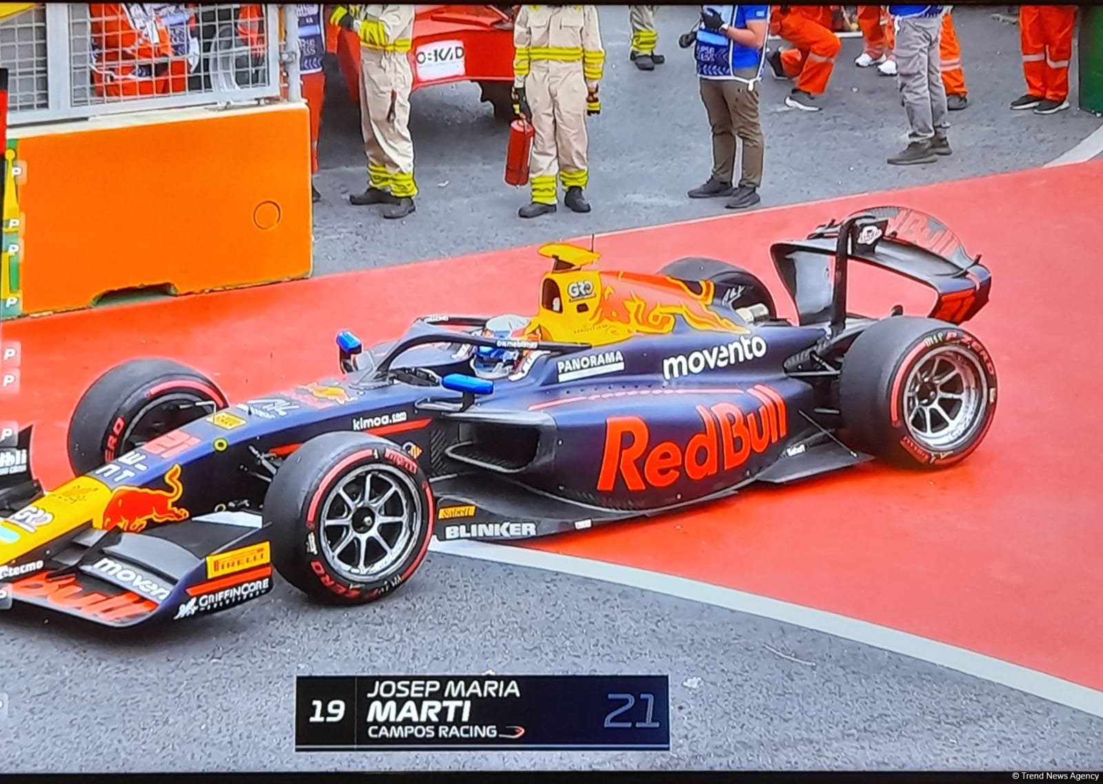 Одна из команд Формулы-2 приостановила участие в свободном заезде в Баку