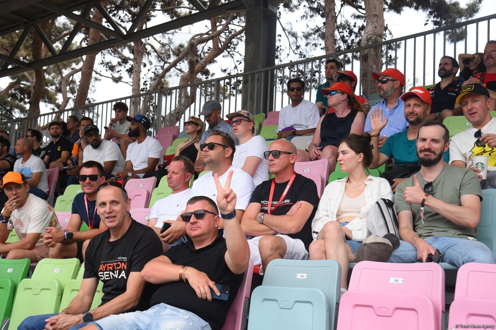 Интересные моменты со зрительских трибун  "Формулы-1" в Баку (ФОТОРЕПОРТАЖ)