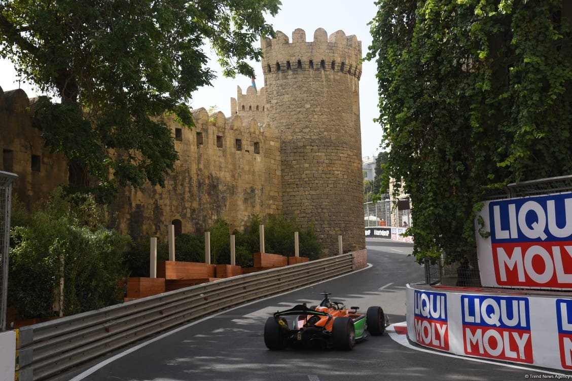 Завершились спринтерские гонки команд "Формулы-2" в Баку (ФОТО/ВИДЕО)