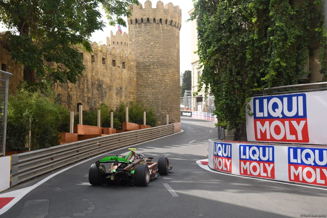 Завершились спринтерские гонки команд "Формулы-2" в Баку (ФОТО/ВИДЕО)