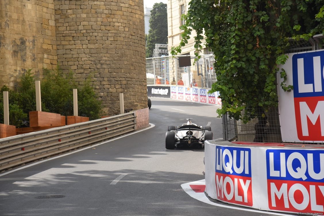 Завершились спринтерские гонки команд "Формулы-2" в Баку (ФОТО/ВИДЕО)