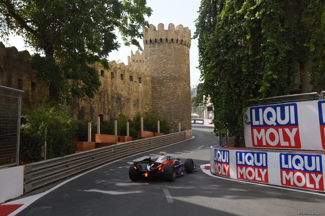 Завершились спринтерские гонки команд "Формулы-2" в Баку (ФОТО/ВИДЕО)