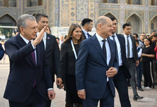 Президент Узбекистана встретил в Самарканде канцлера Германии Олафа Шольца (ФОТО)