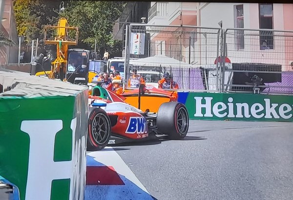 Во время гонки команд Формулы-2 в Баку произошла очередная авария (ФОТО)