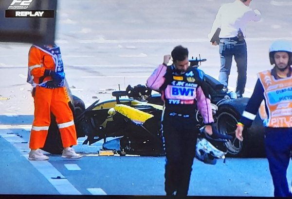 Во время гонок команд "Формулы-2" в Баку столкнулось несколько болидов (ФОТО)