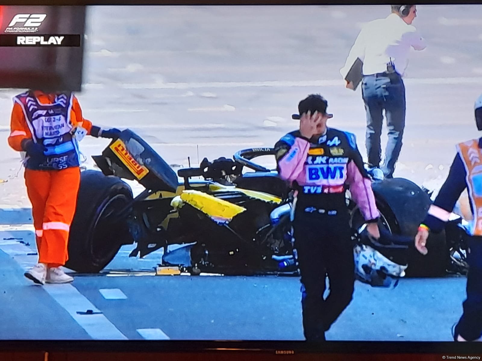 Во время гонок команд "Формулы-2" в Баку столкнулось несколько болидов (ФОТО)