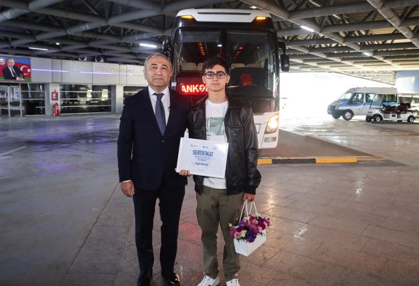 Студент Карабахского университета стал первым пассажиром автобусного рейса Баку-Шуша (ФОТО)