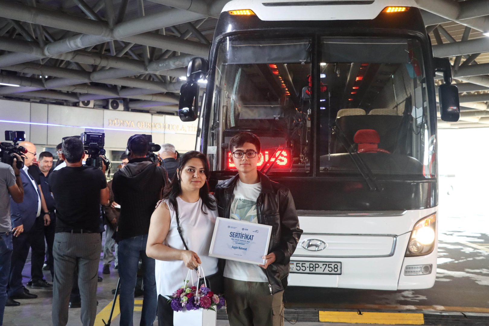 Студент Карабахского университета стал первым пассажиром автобусного рейса Баку-Шуша (ФОТО)