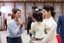 Проживающая в Южной Корее азербайджанка снялась в видеоролике с участием президента этой страны (ФОТО)