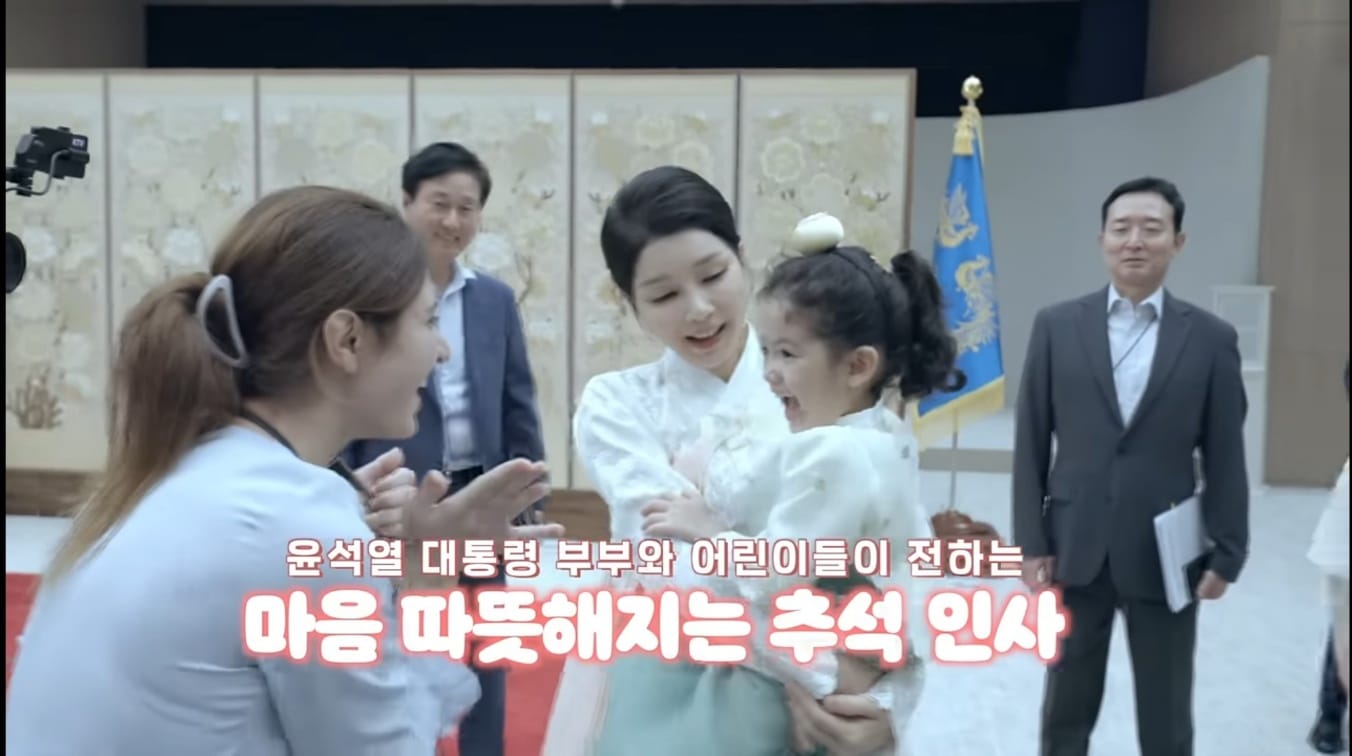 Проживающая в Южной Корее азербайджанка снялась в видеоролике с участием президента этой страны (ФОТО)