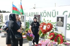 В Баку общественность чтит память военнослужащих, погибших в антитеррористических мероприятиях локального характера в Карабахе (ФОТО)