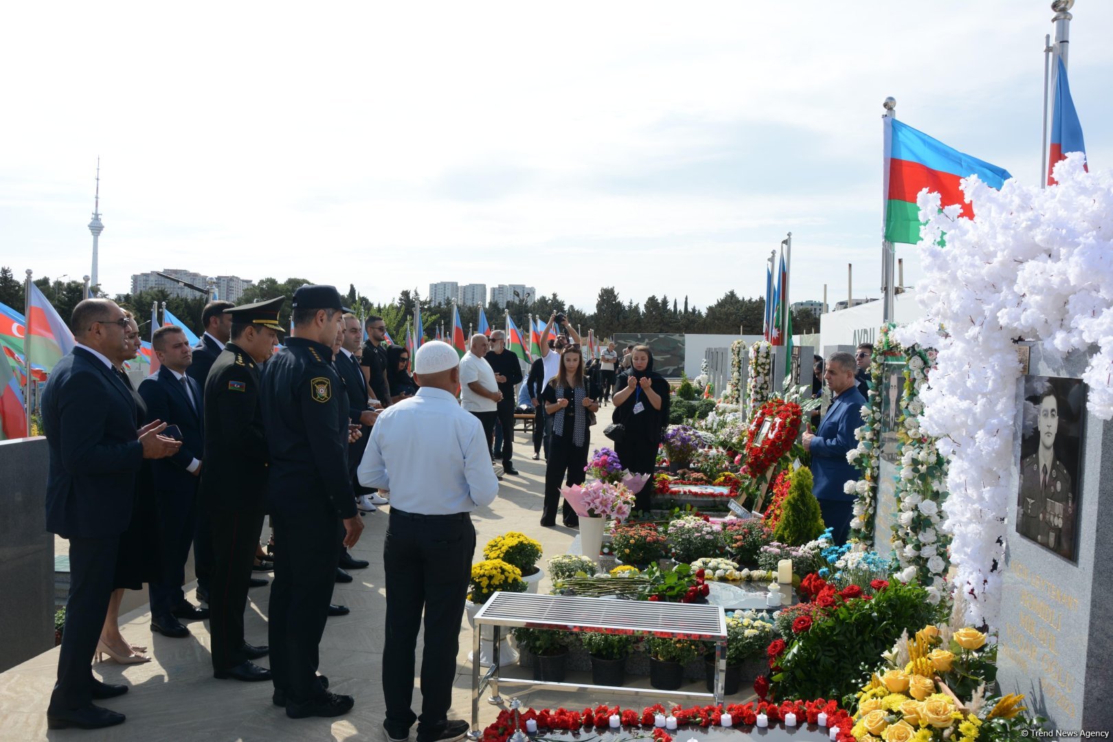 В Баку общественность чтит память военнослужащих, погибших в антитеррористических мероприятиях локального характера в Карабахе (ФОТО)