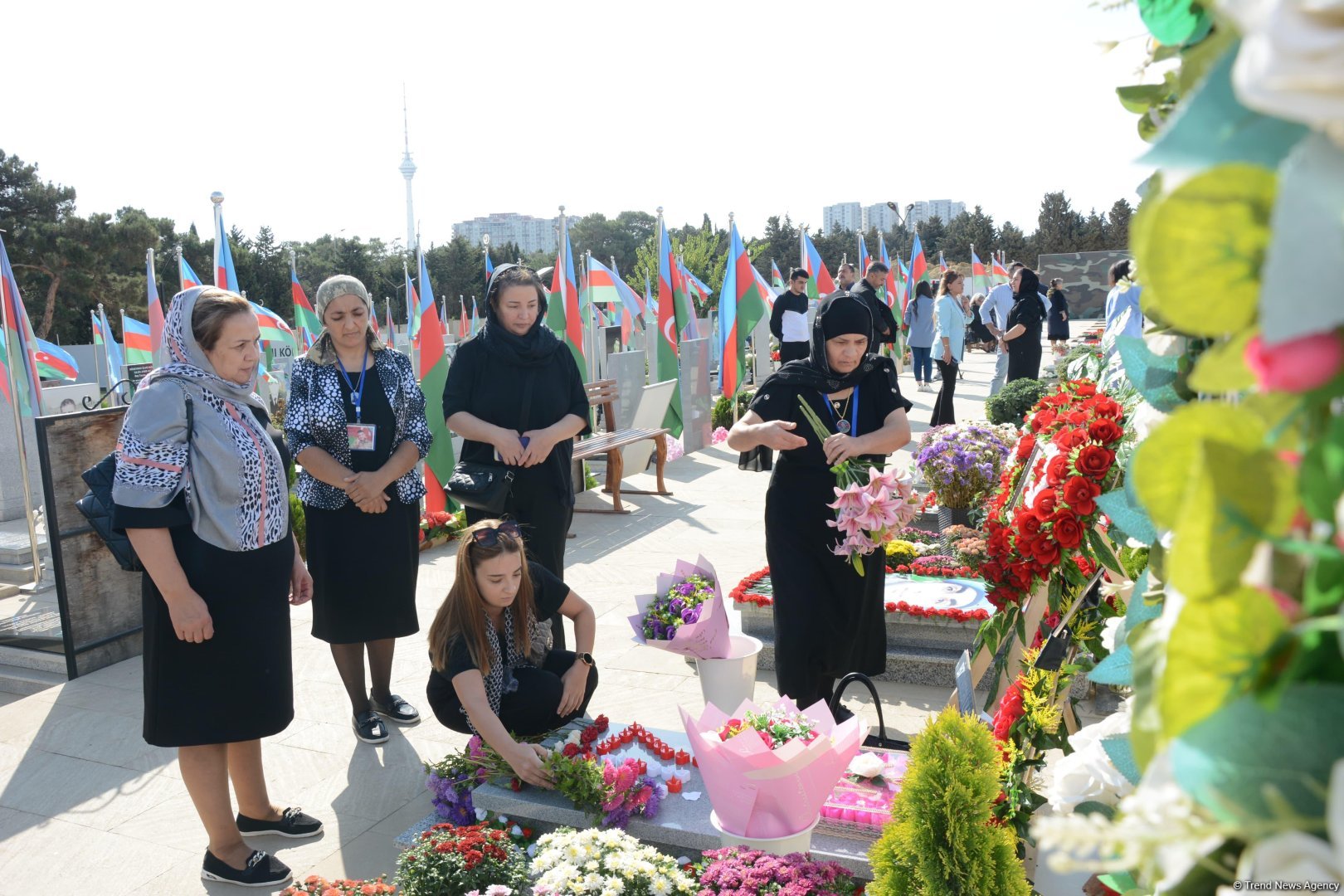 В Баку общественность чтит память военнослужащих, погибших в антитеррористических мероприятиях локального характера в Карабахе (ФОТО)
