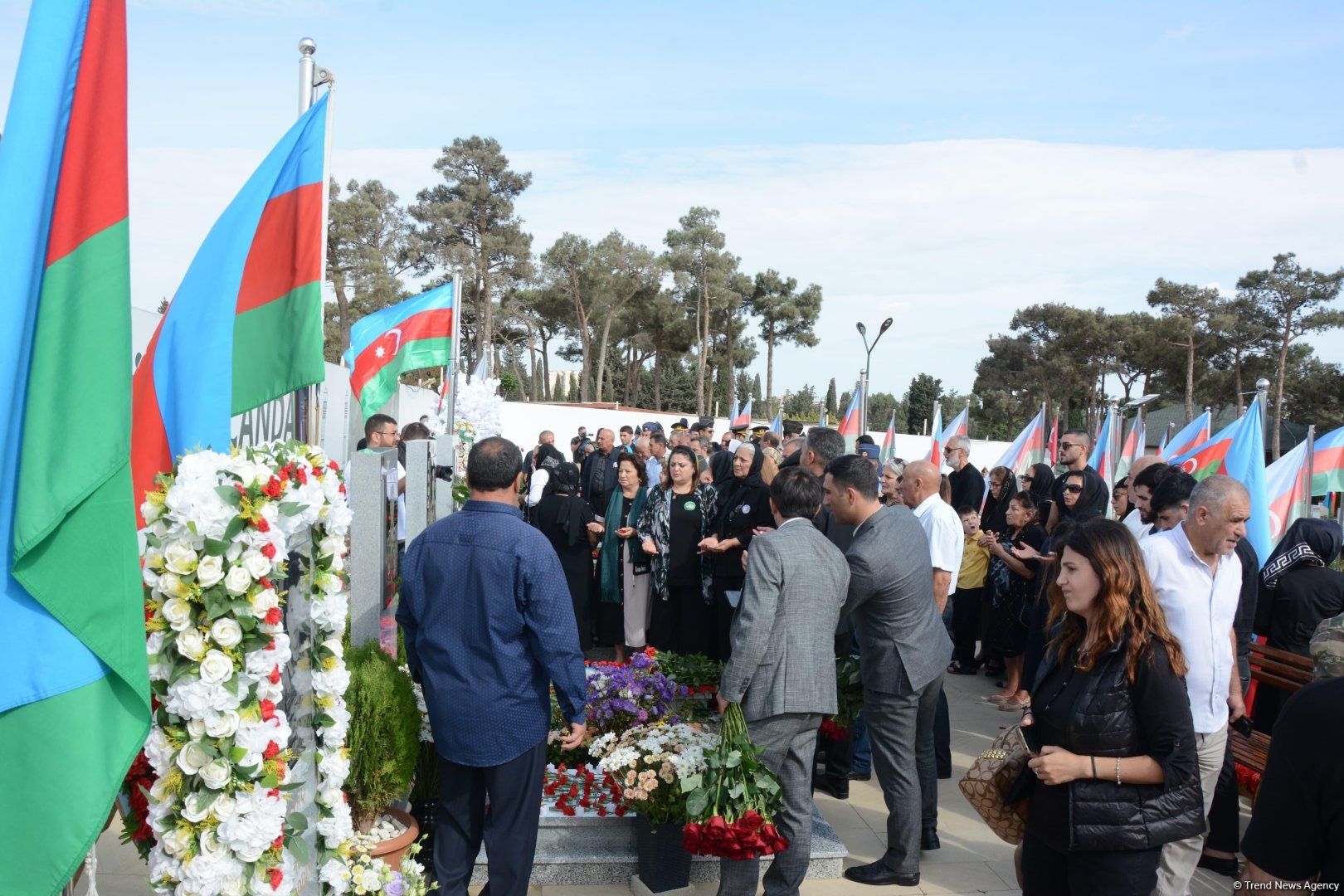 В Баку общественность чтит память военнослужащих, погибших в антитеррористических мероприятиях локального характера в Карабахе (ФОТО)