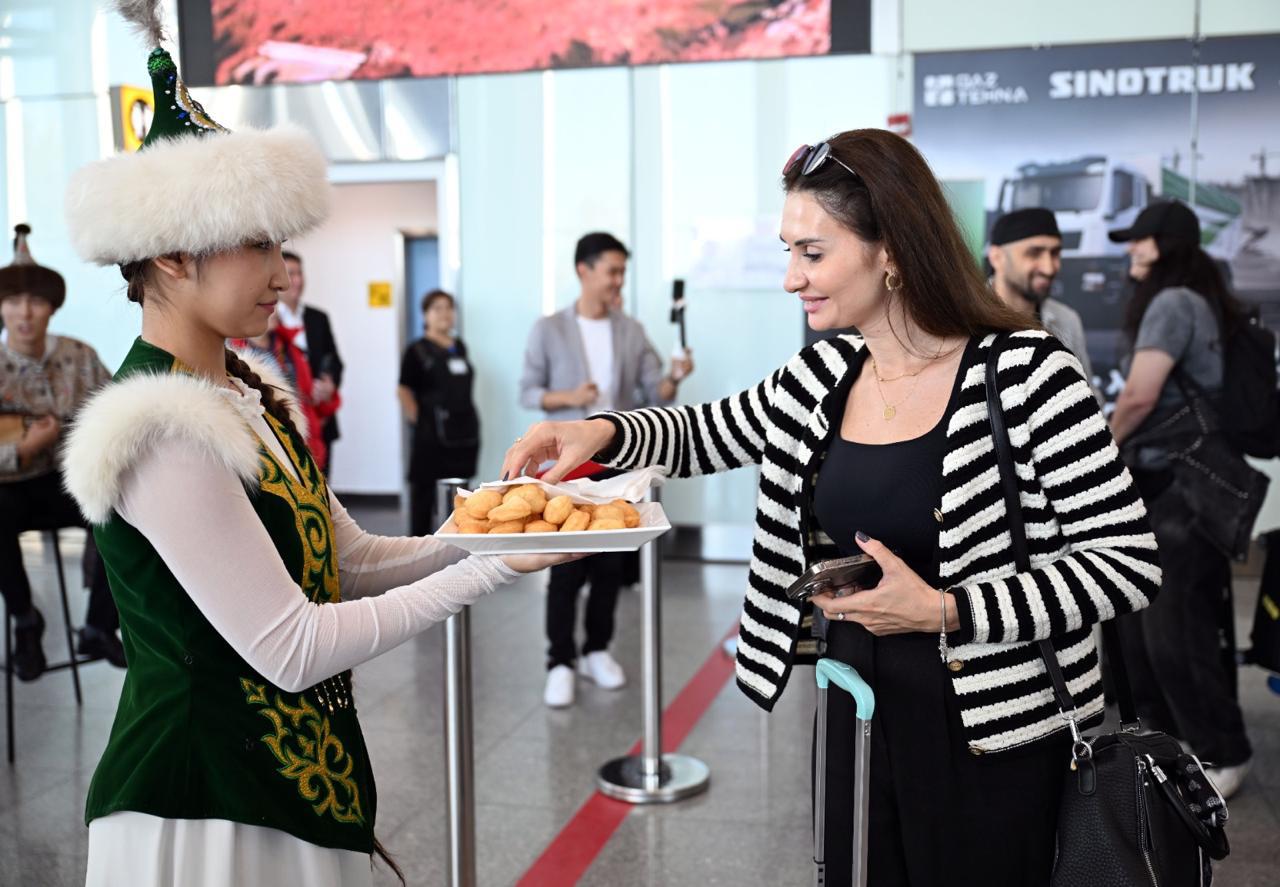 В Казахстане стартовали Дни культуры Азербайджана – праздничная церемония встречи в аэропорту (ФОТО)