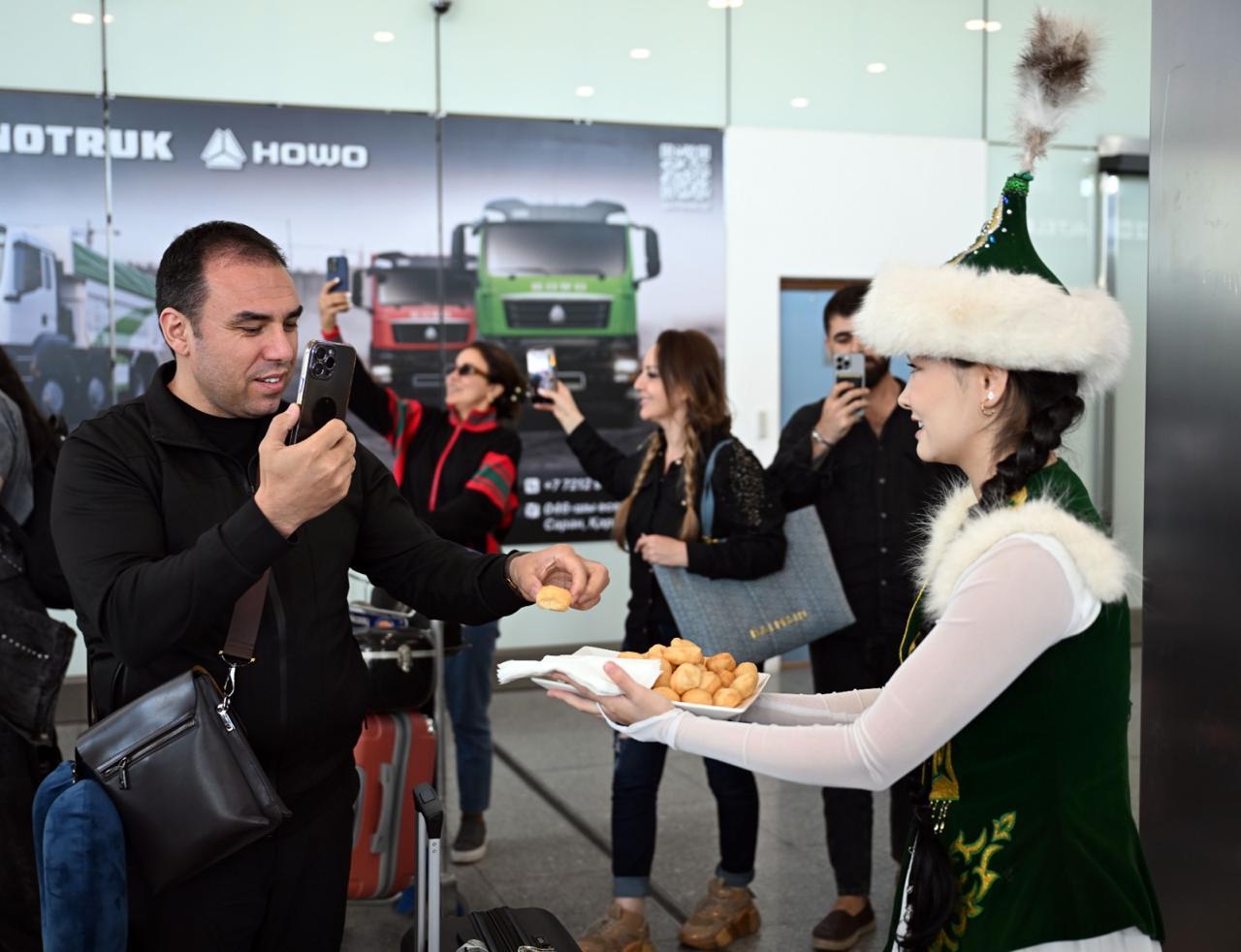 В Казахстане стартовали Дни культуры Азербайджана – праздничная церемония встречи в аэропорту (ФОТО)