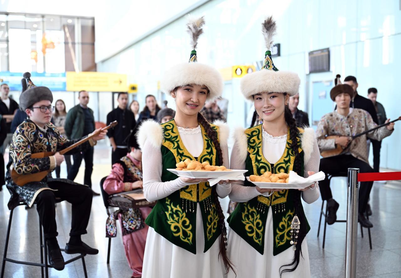 В Казахстане стартовали Дни культуры Азербайджана – праздничная церемония встречи в аэропорту (ФОТО)