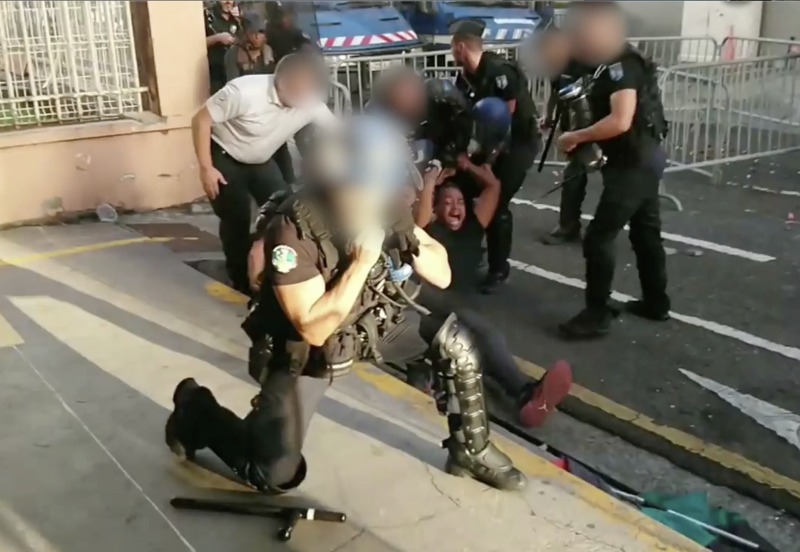 Французская полиция снова применила силу против протестующих на Мартинике (ФОТО/ВИДЕО)