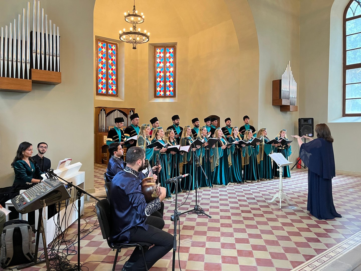В Лютеранской церкви Шамкира представлены композиторские и народные песни (ФОТО)