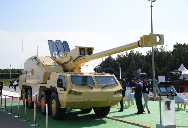 На выставке ADEX в Баку демонстрируются тяжелая артиллерия и военная авиация (ФОТО)
