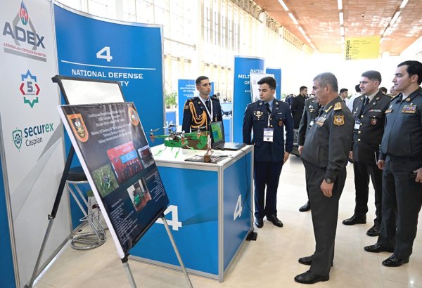 Закир Гасанов ознакомился со стендом Национального университета обороны