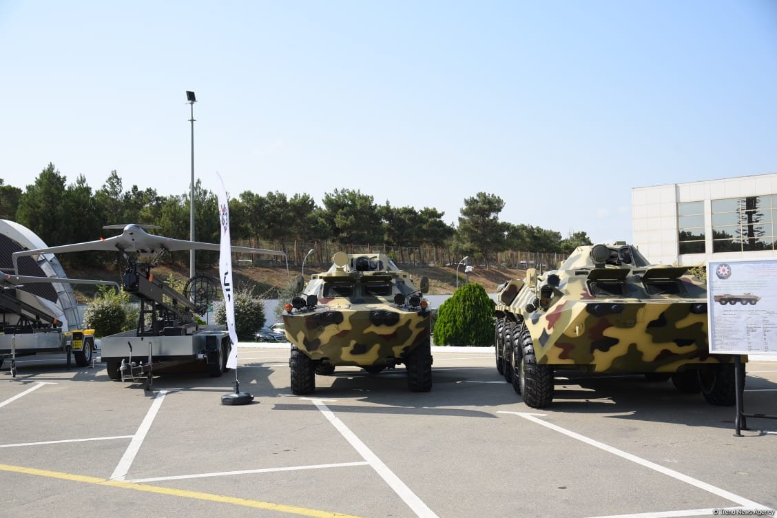 На выставке ADEX в Баку демонстрируются тяжелая артиллерия и военная авиация (ФОТО)