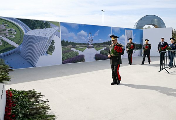 В День памяти руководящий состав минобороны Азербайджана посетил Парк Победы (ФОТО)