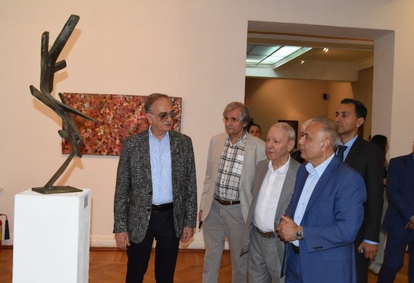 В Баку открылась выставка "Опыт абстрактного искусства азербайджанских художников" (ФОТО)