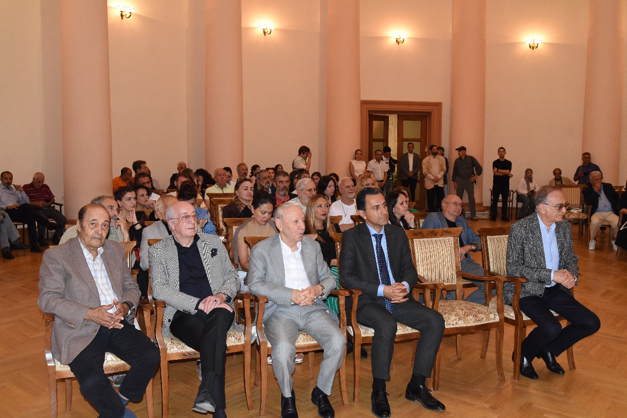 В Баку открылась выставка "Опыт абстрактного искусства азербайджанских художников" (ФОТО)