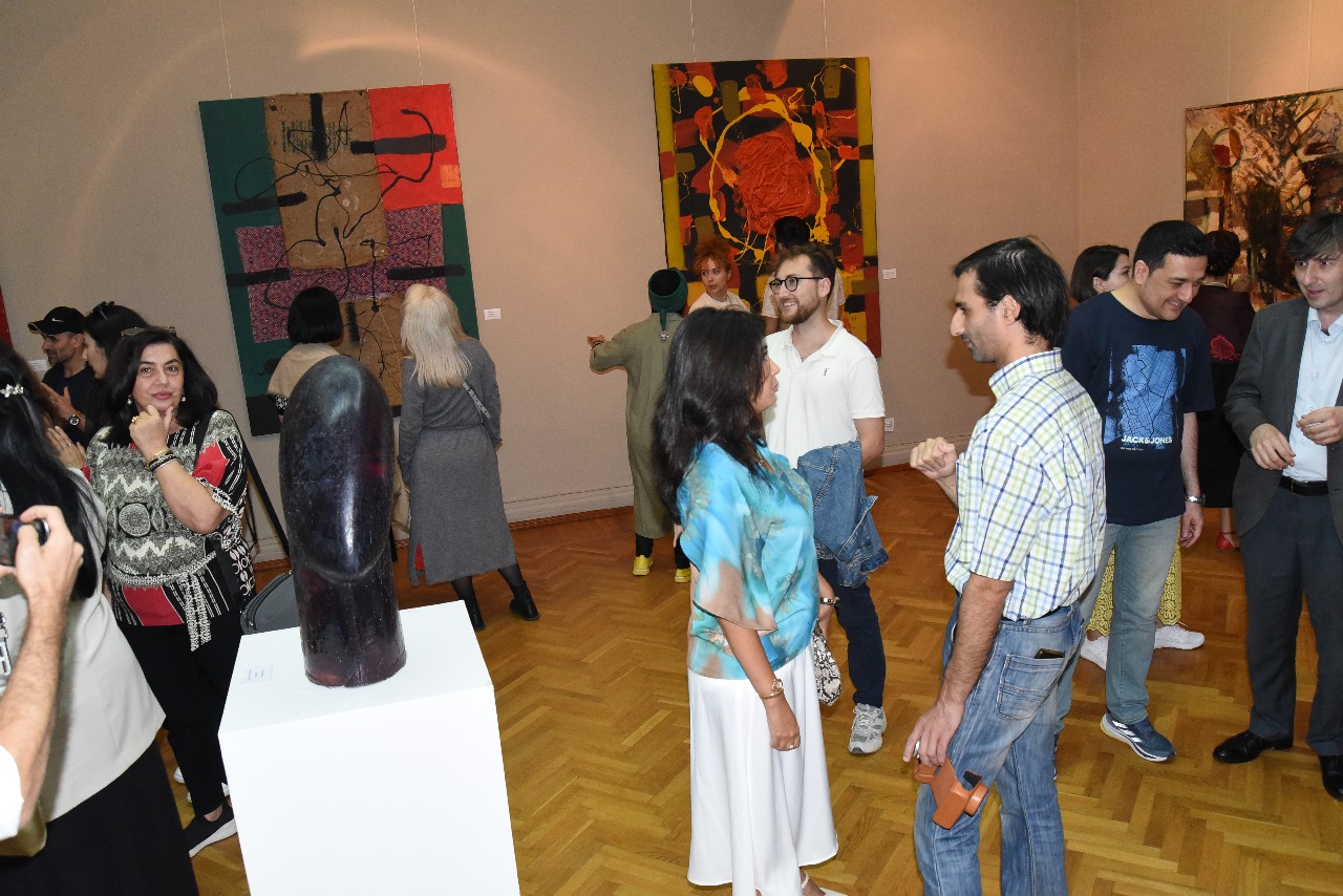 В Баку открылась выставка "Опыт абстрактного искусства азербайджанских художников" (ФОТО)