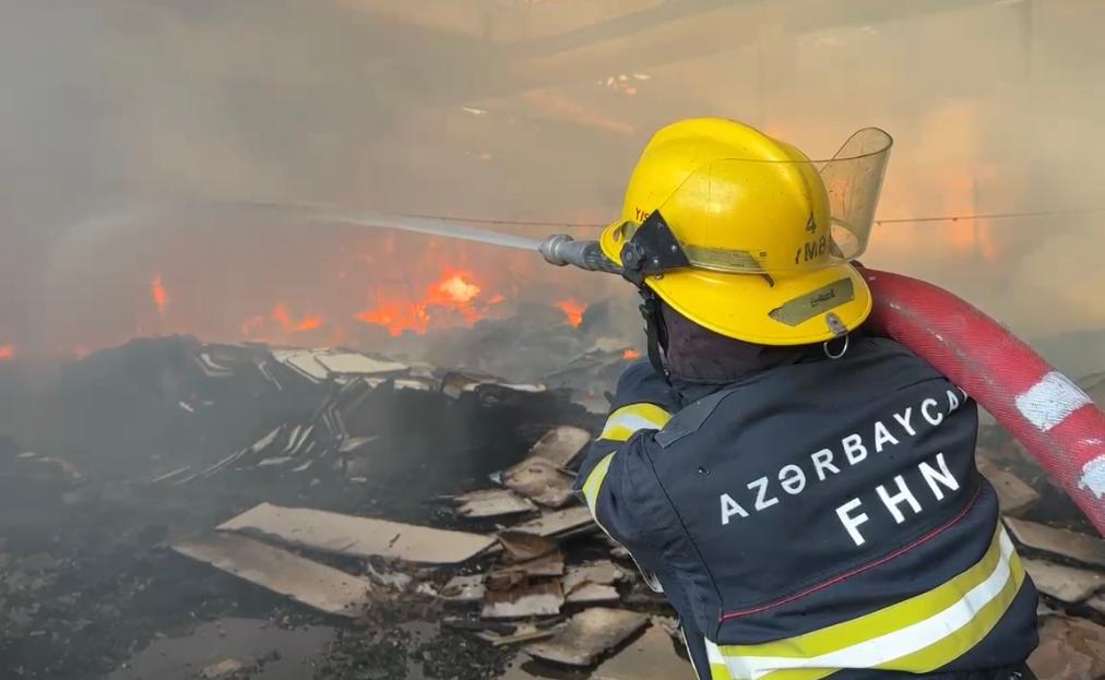 Пожар в жилом здании в Баку потушен (Обновлено)
