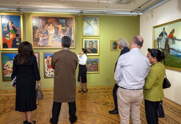 От реализма до абстракции и сюрреализма - в Баку представлены произведения биеннале "Хазар" (ФОТО)