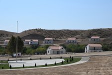 Президент Ильхам Алиев и Первая леди Мехрибан Алиева ознакомились со строительством частных домов и социальных объектов в селе Хоровлу Джебраильского района (ФОТО/ВИДЕО)