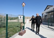 Президент Ильхам Алиев и Первая леди Мехрибан Алиева ознакомились со строительством частных домов и социальных объектов в селе Хоровлу Джебраильского района (ФОТО/ВИДЕО)