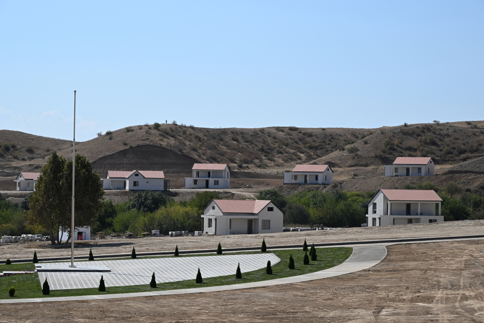 Президент Ильхам Алиев и Первая леди Мехрибан Алиева ознакомились со строительством частных домов и социальных объектов в селе Хоровлу Джебраильского района (ФОТО/ВИДЕО)