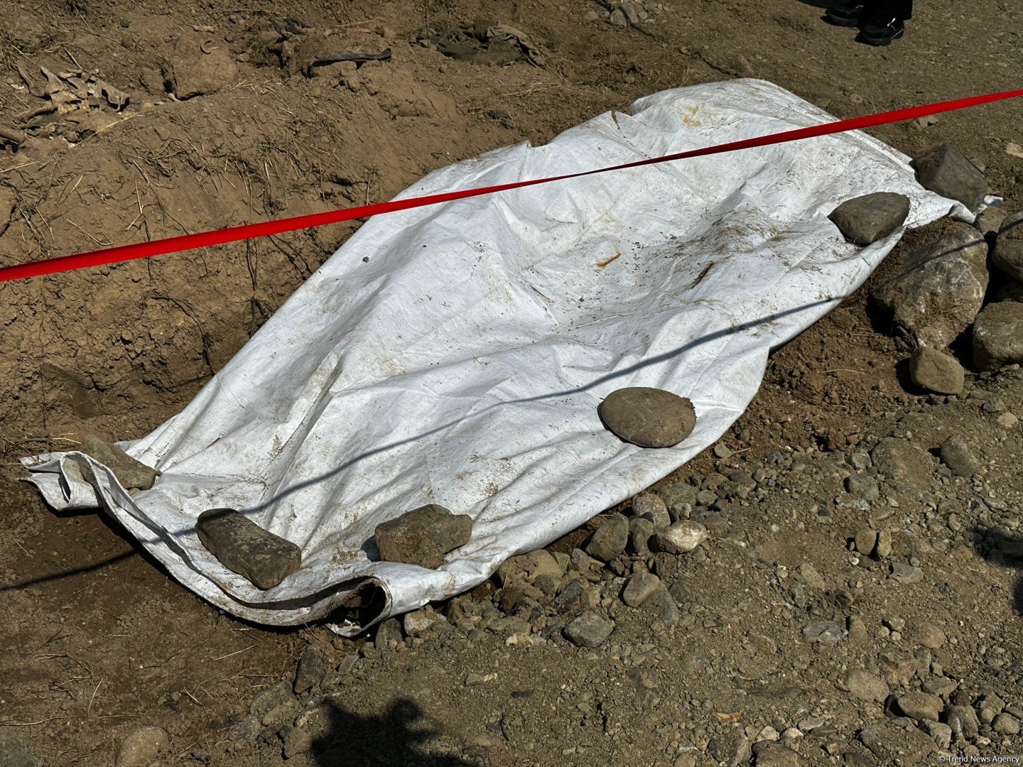 В Агдере проведен осмотр обнаруженного массового захоронения (ФОТО)