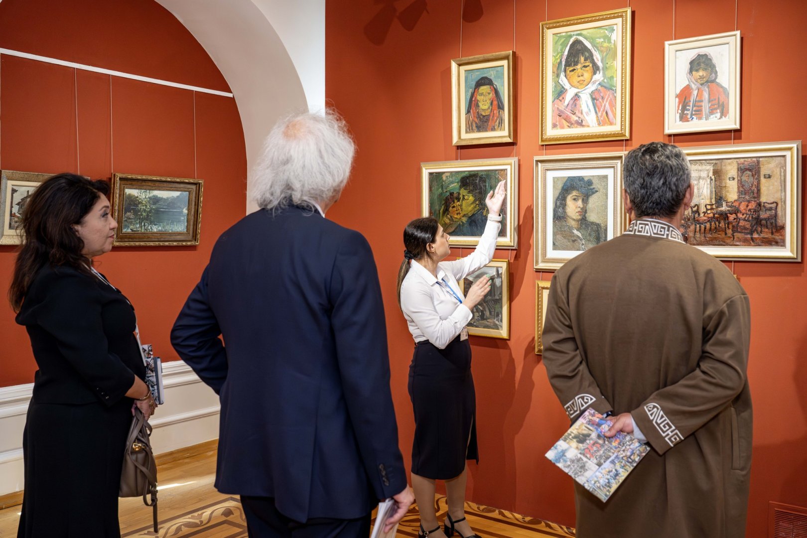 От реализма до абстракции и сюрреализма - в Баку представлены произведения биеннале "Хазар" (ФОТО)