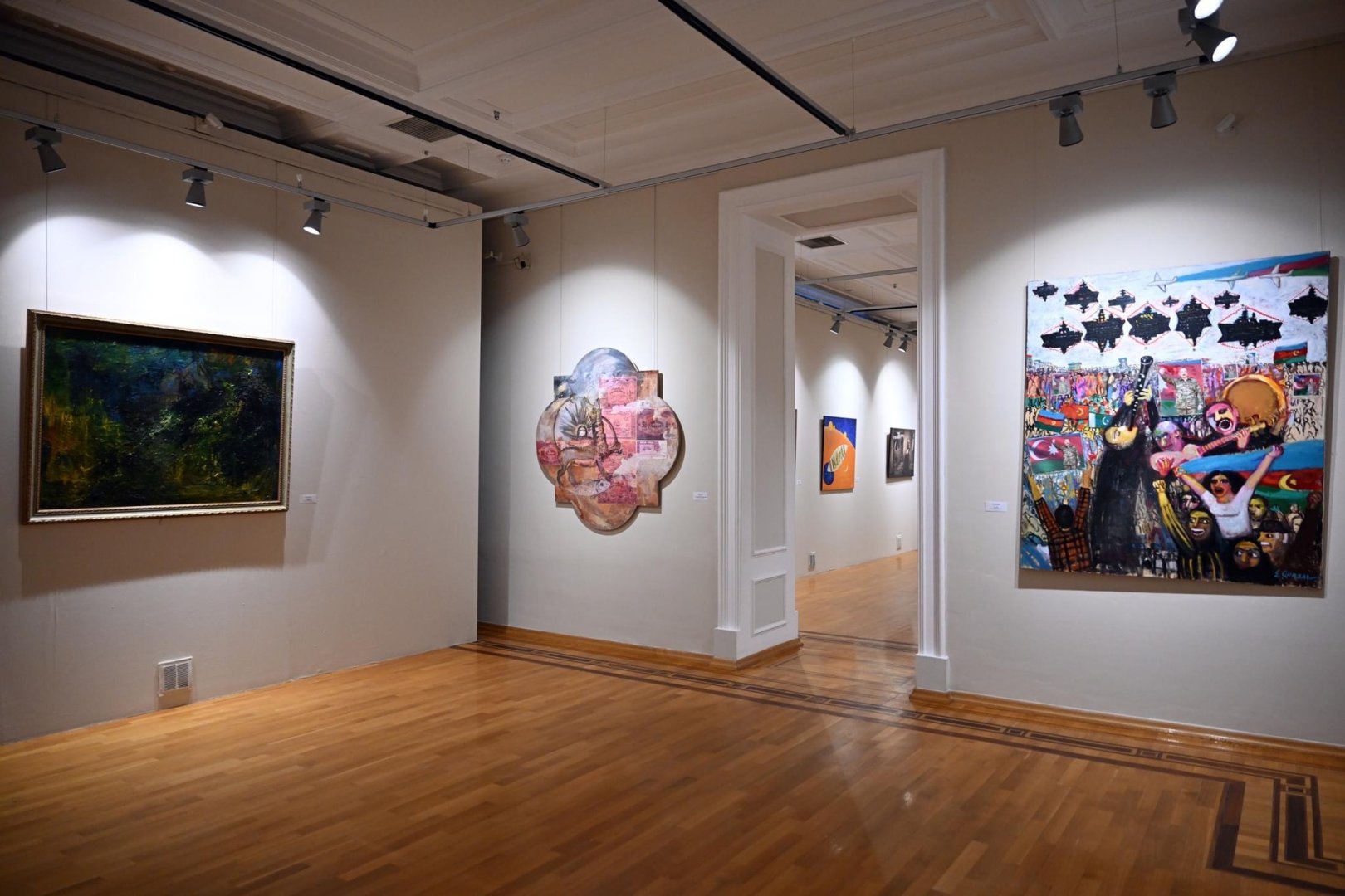 От реализма до абстракции и сюрреализма - в Баку представлены произведения биеннале "Хазар" (ФОТО)