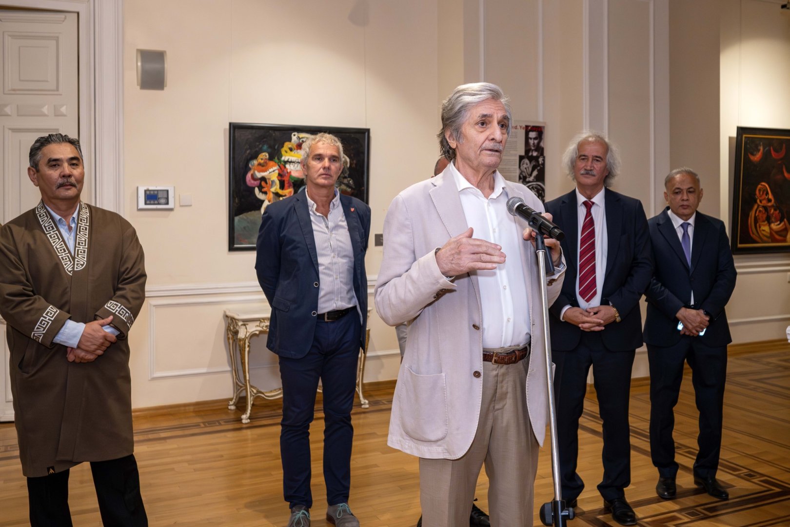 От реализма до абстракции и сюрреализма - в Баку представлены произведения биеннале "Хазар" (ФОТО)