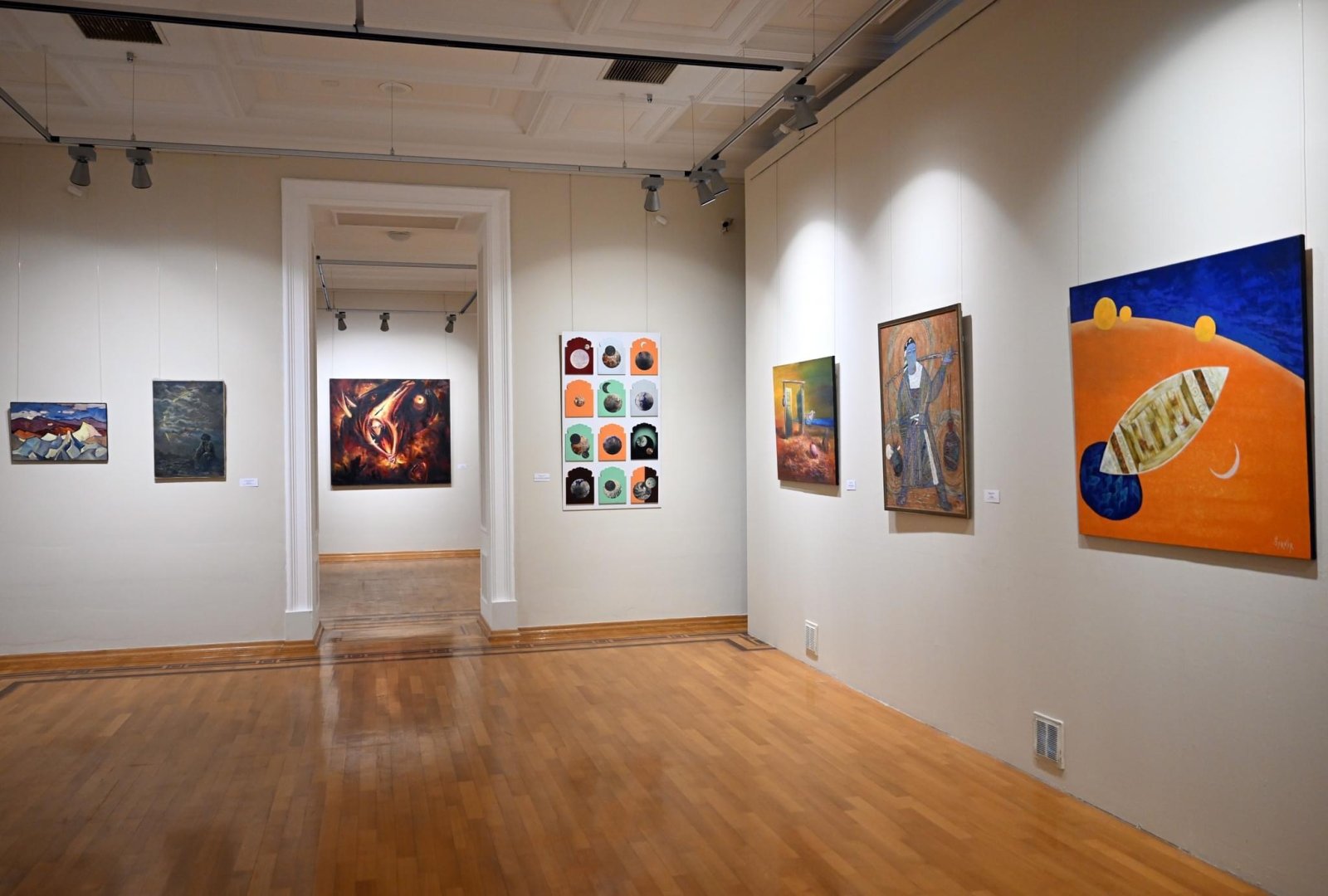 От реализма до абстракции и сюрреализма - в Баку представлены произведения биеннале "Хазар" (ФОТО)