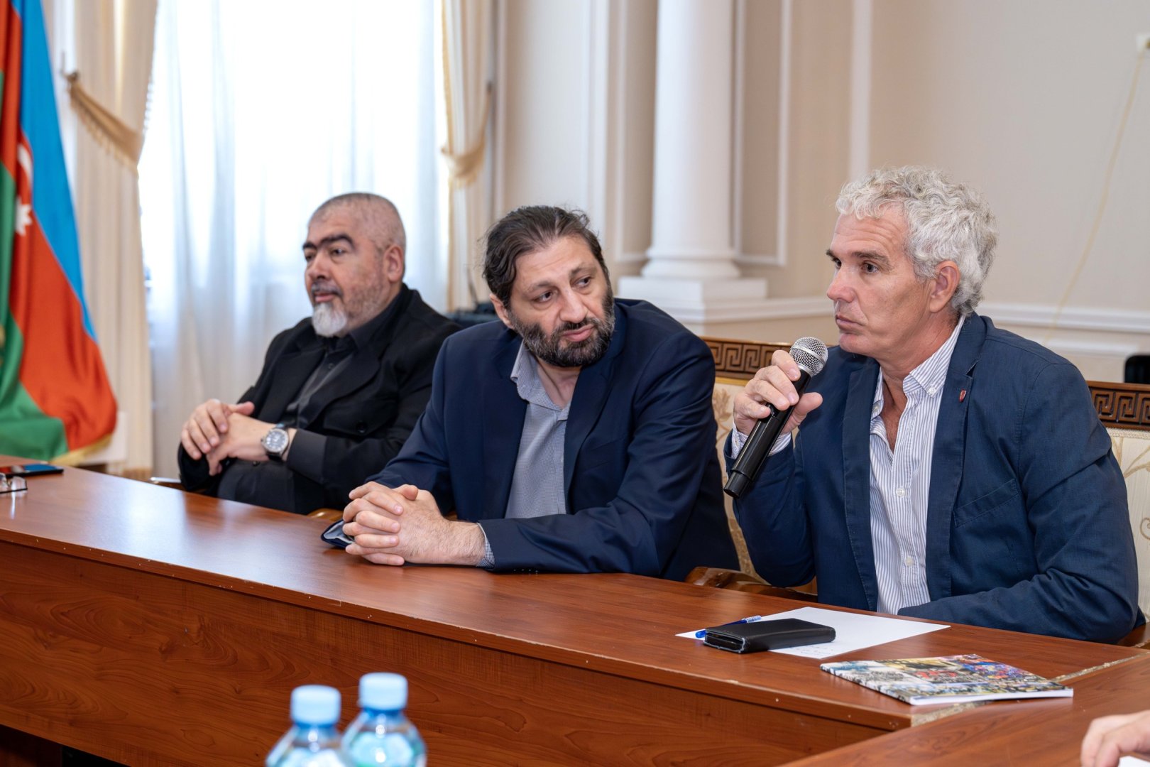 От реализма до абстракции и сюрреализма - в Баку представлены произведения биеннале "Хазар" (ФОТО)